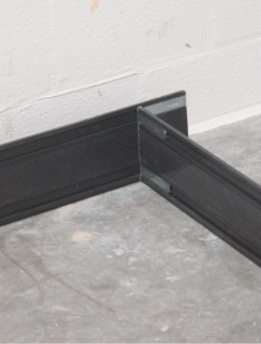 Metalowe łączniki do montażu ramy montażowej podczas montażu okna w warstwie izolacji termicznej